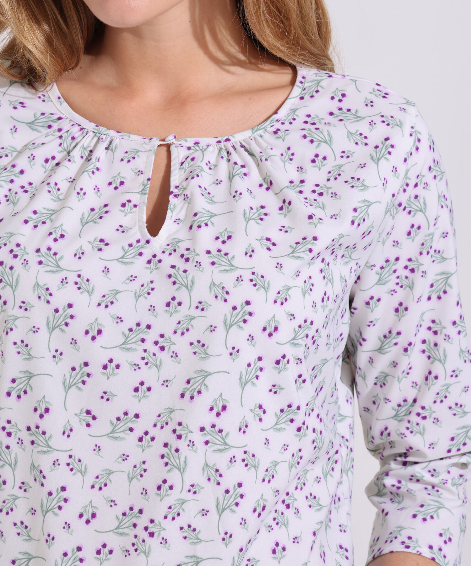 Blusa Estampada Manga 3/4, Cuello Redondo Con Recogido Y Cuello Ojal, Ruedo Cola De Pato Y Silueta Fluida