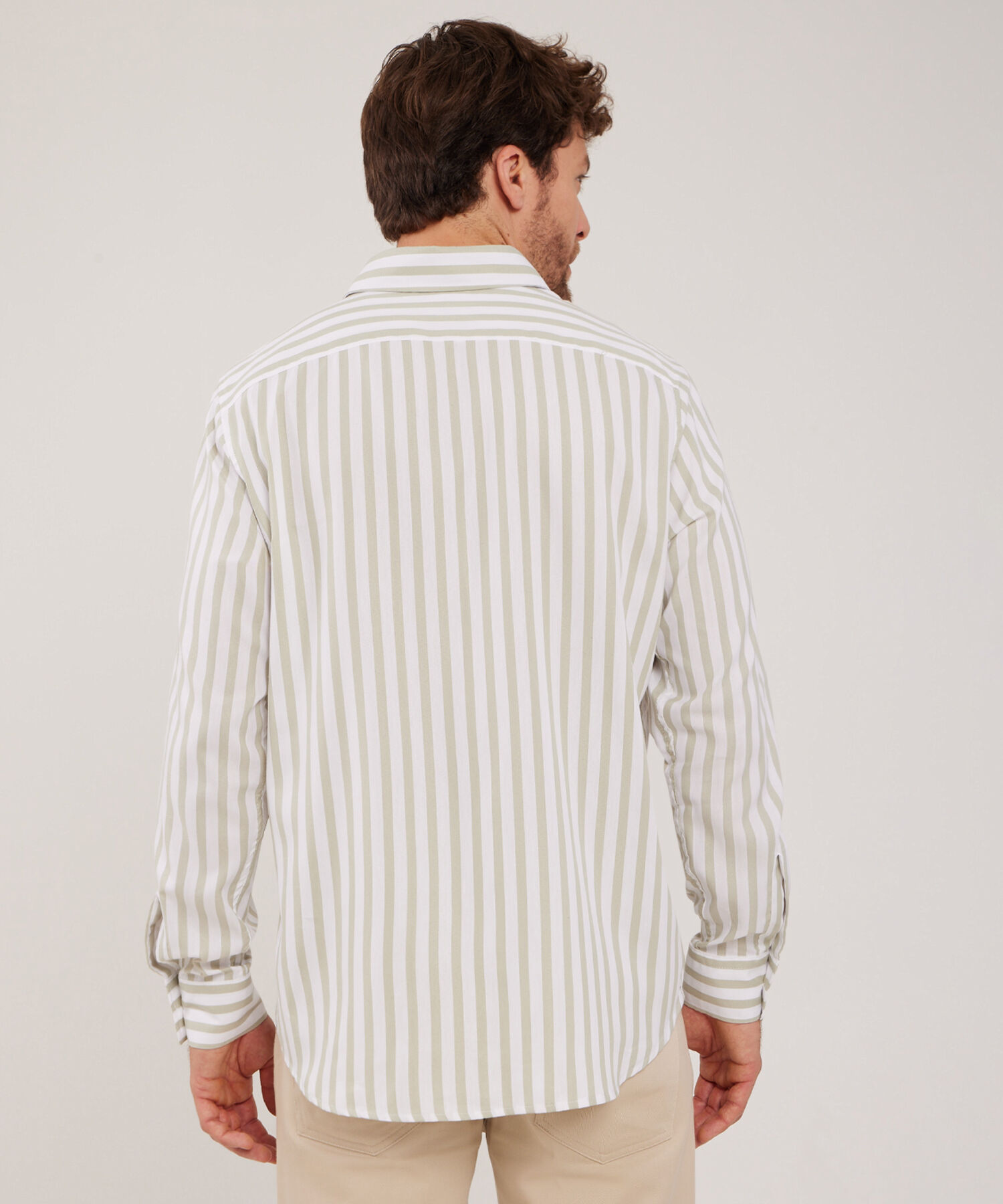 Camisa , manga larga con bolsillo y silueta regular fit, magia en el caribe línea moda