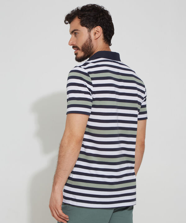 Polo Preteñida, Cuello Duro Con Bolsillo Y Silueta Regular Fit