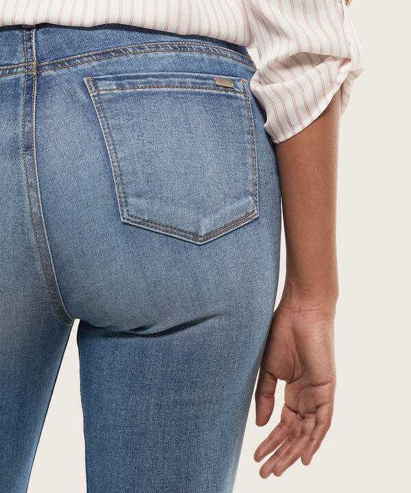 Jean Skinny Tiro Alto Tono Medio Claro