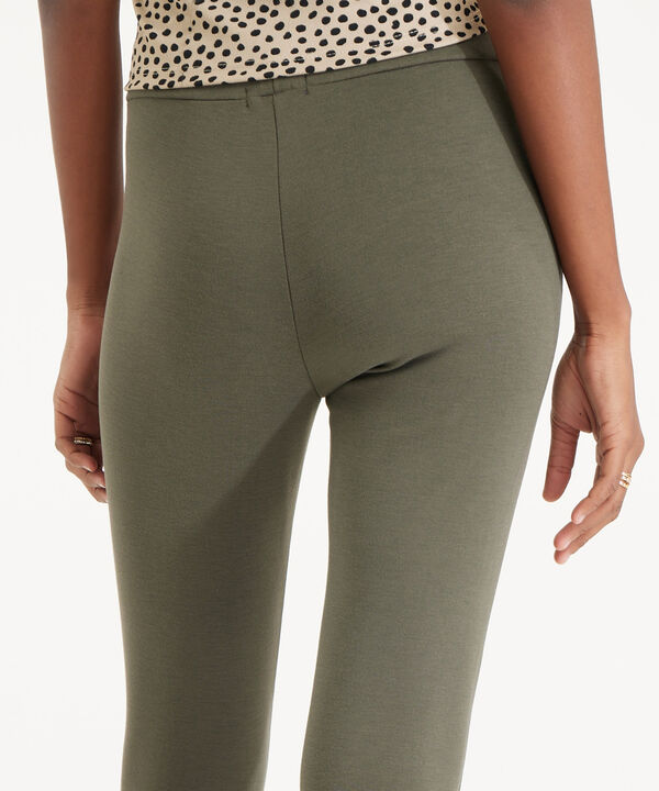 Leggings Unicolor Con Corte En Frente Y Abertura En Bota