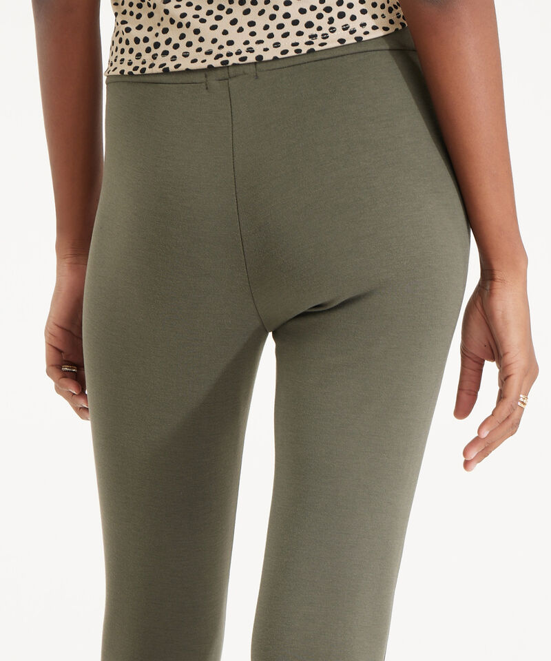 Leggings Unicolor Con Corte En Frente Y Abertura En Bota