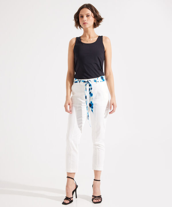 Pantalón Clásico Unicolor Con Pañoleta Estampada image number null