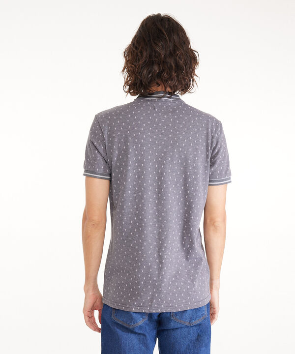 Polo Estampada, Cuello Mao, Manga Corta Con Cuello Y Puños Tejidos Preteñidos, Silueta Slim Fit