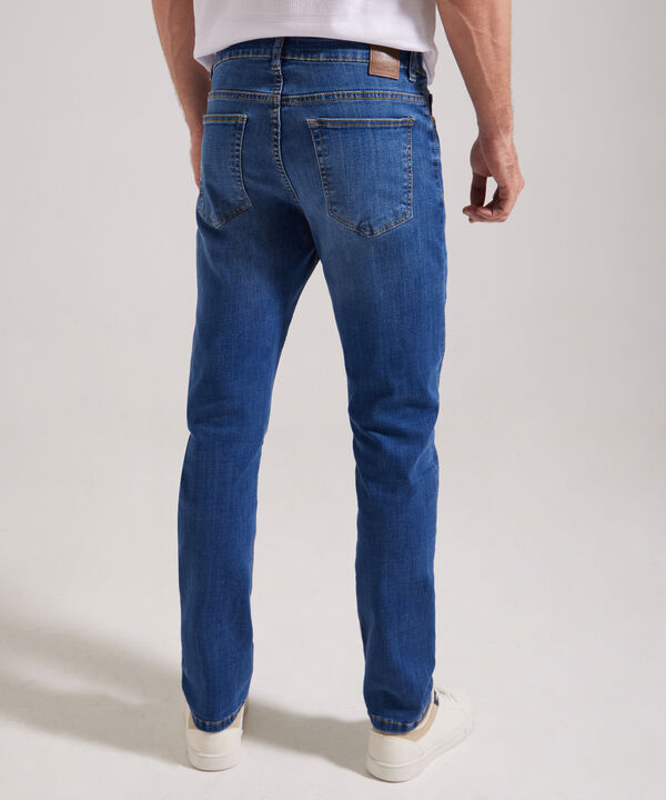 Jean Regular Tono Azul Oscuro.