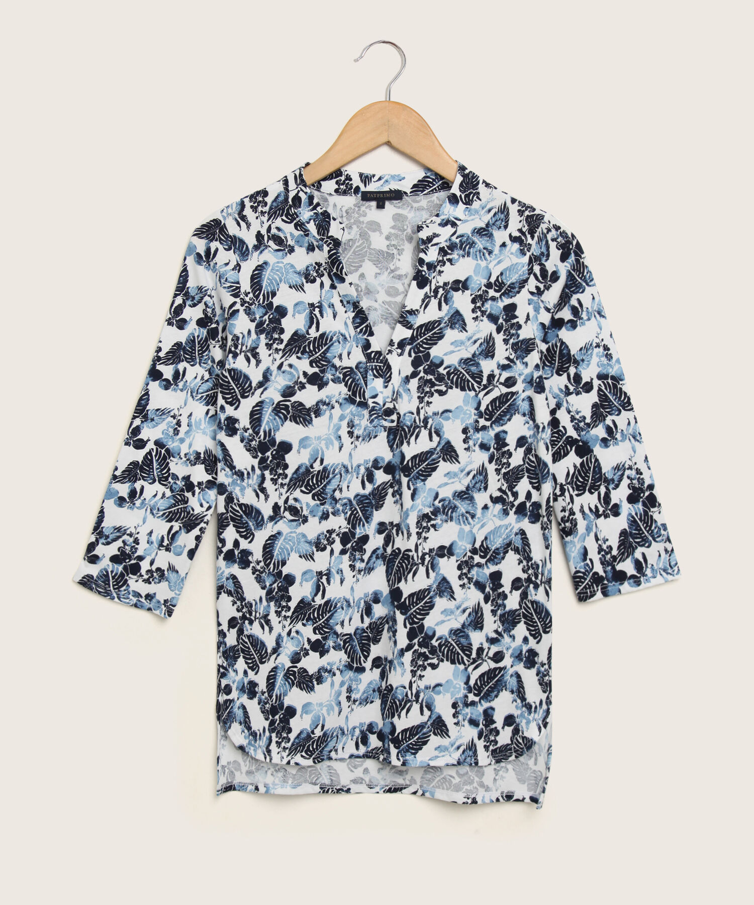 Camiseta Estampada Manga 3/4 Con Cuello Nerú Y Cuello En V