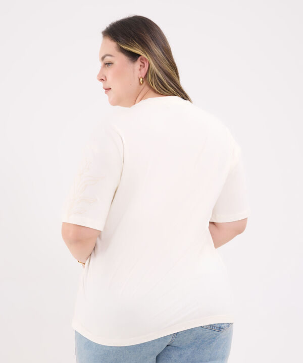 Camiseta con Bordado Floral