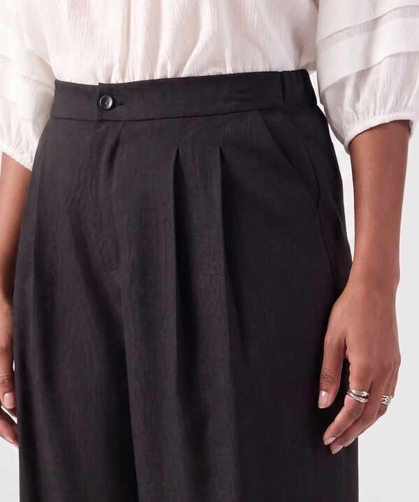 Pantal&oacute;n de Mujer con Pinzas y Tobillo Ajustado