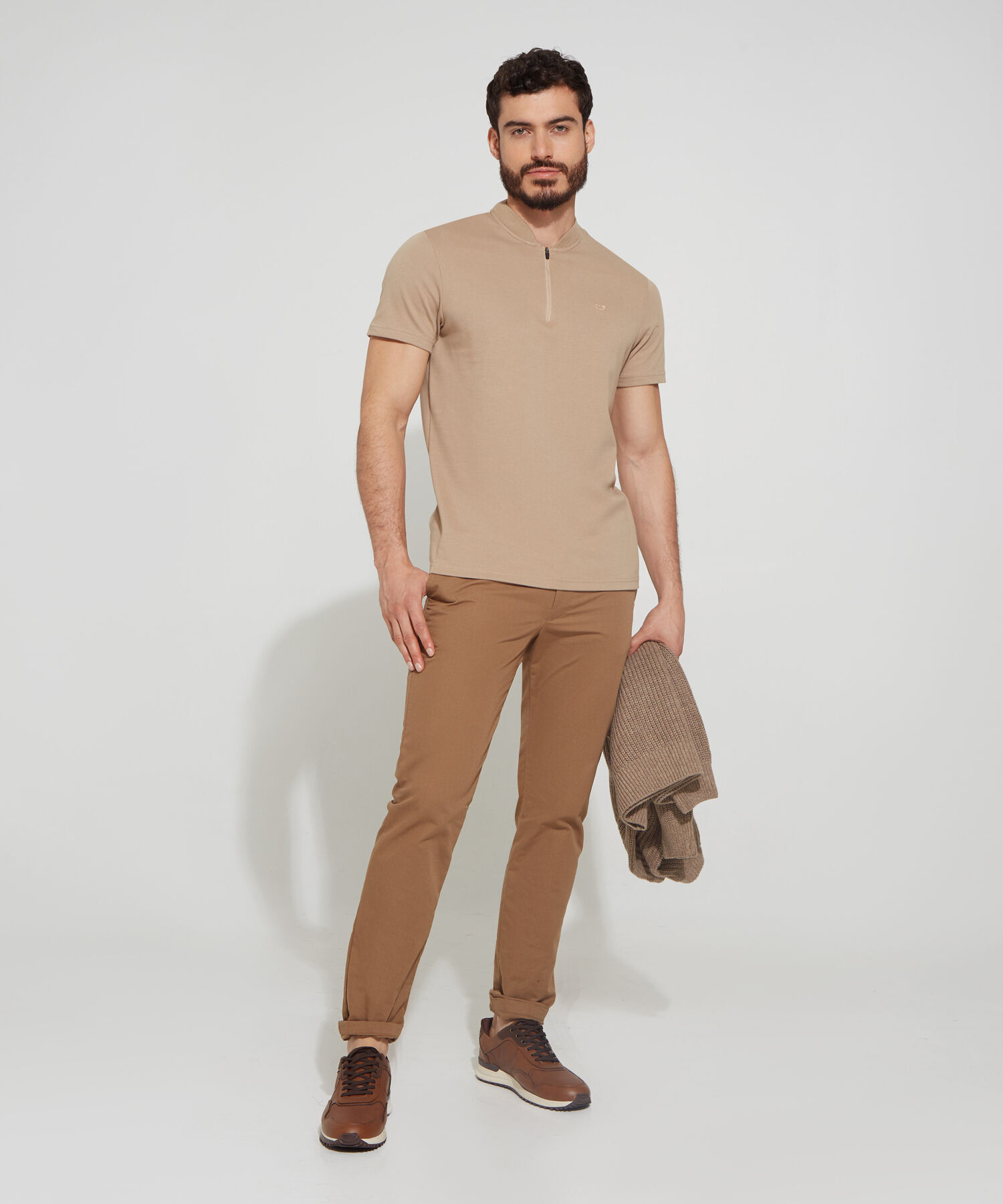 Pantalón Unicolor, Cintura Elástica Con Botón, Bolsillos Laterales, Bota Recta Y Silueta Regular Fit