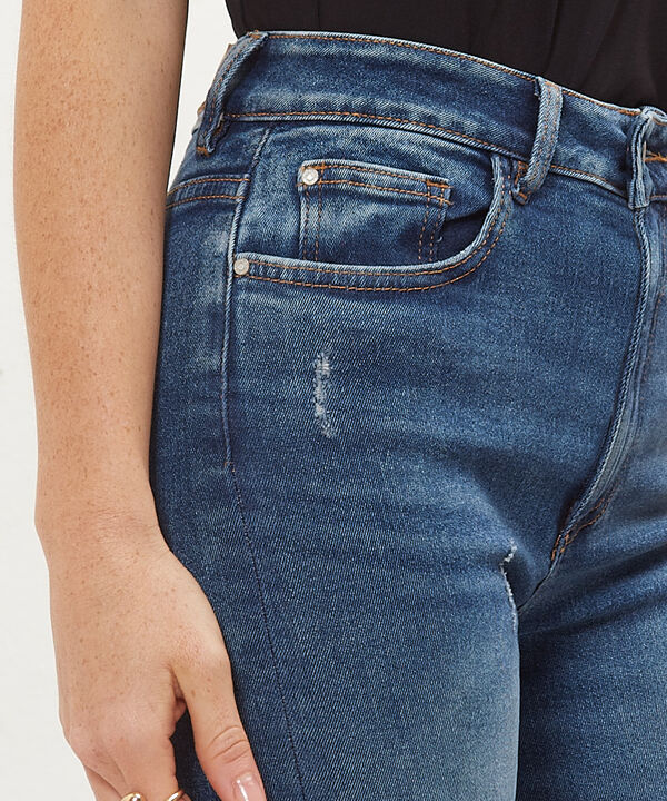 Jean Jean Skinny Con Abertura En Ruedo Tono Medio image number null