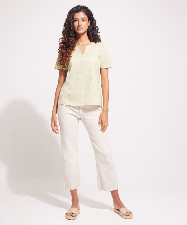 Blusa Estampada Manga Corta Con Cuello Herradura Y Ruedo Cola De Pato