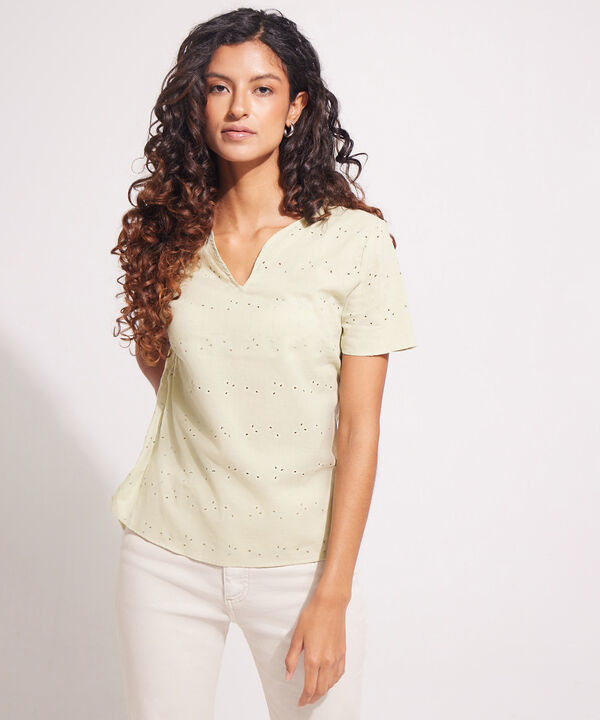 Blusa Estampada Manga Corta Con Cuello Herradura Y Ruedo Cola De Pato