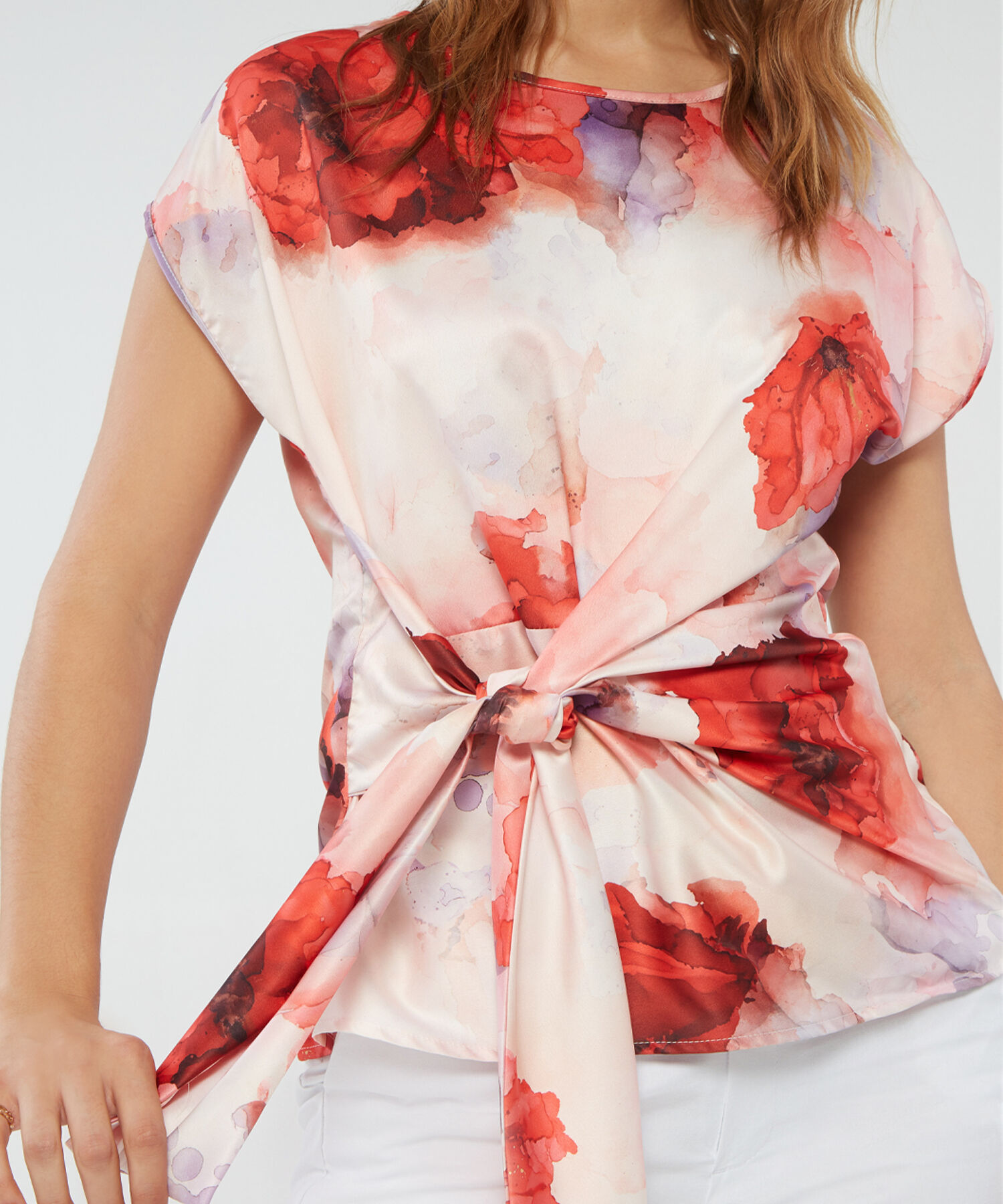 Blusa Estampada Manga Corta Con Anudado En Frente
