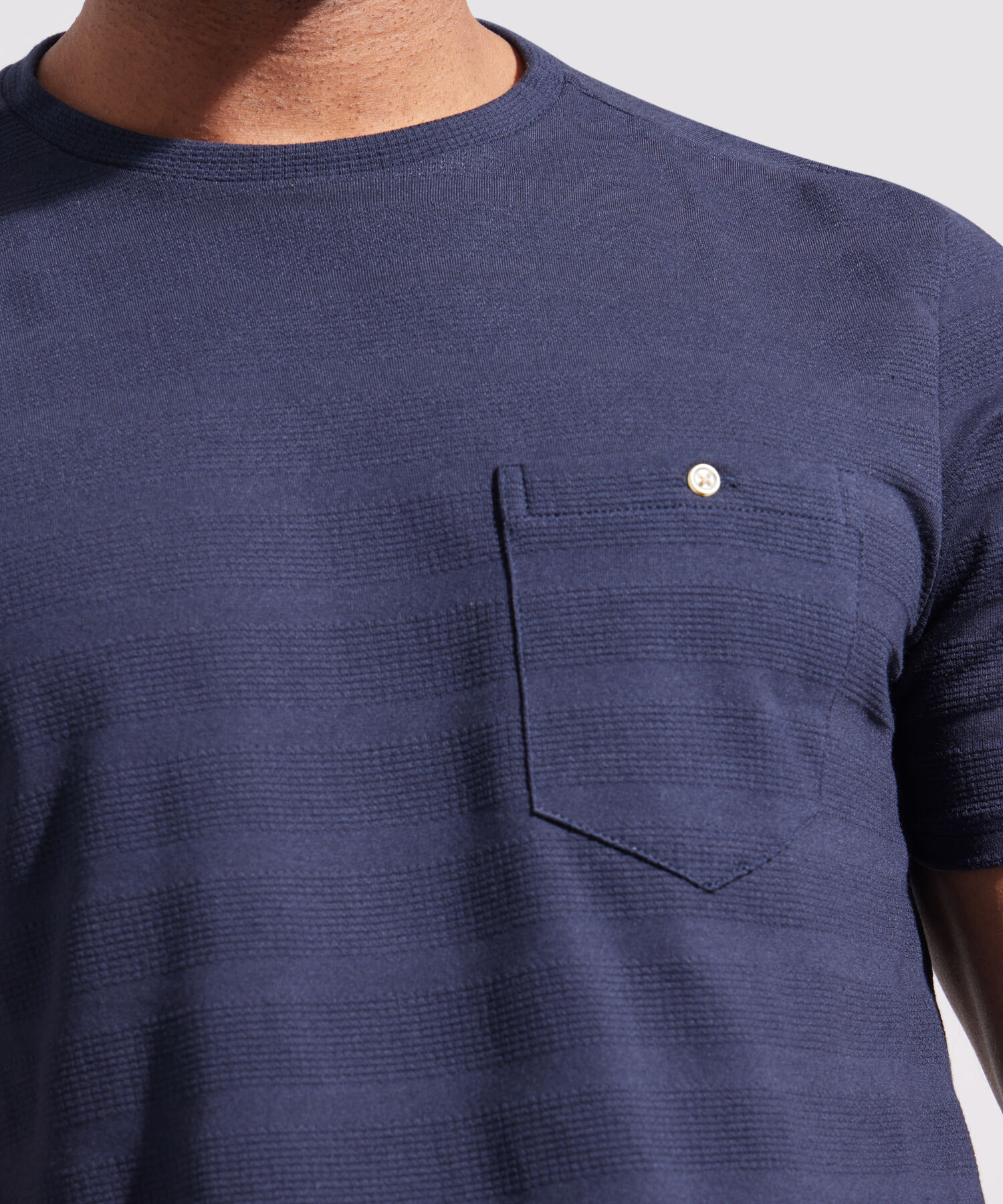Camiseta Unicolor, Cuello Redondo Con Bolsillo De Parche