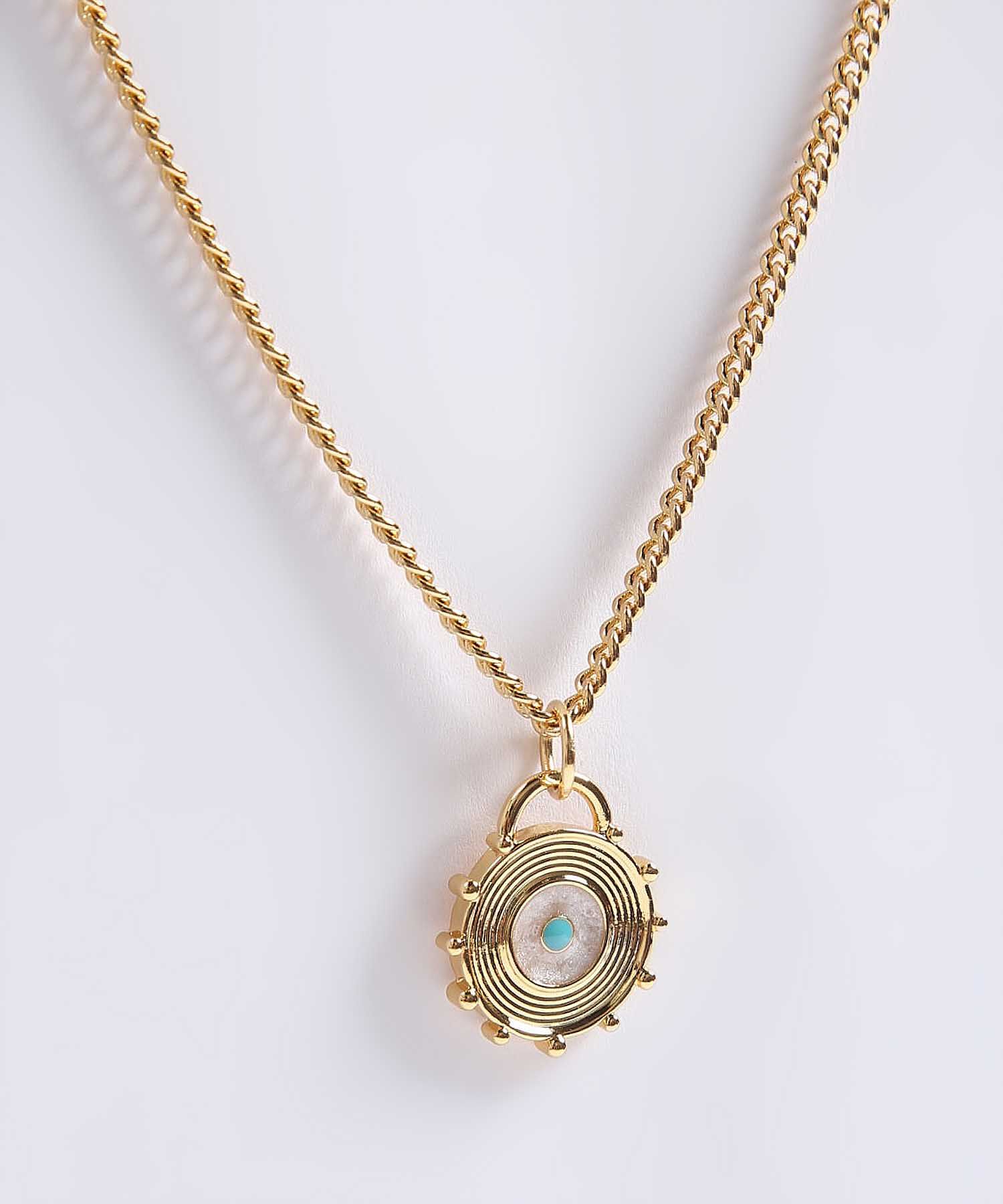 Set de Accesorios Dorados con Dije
