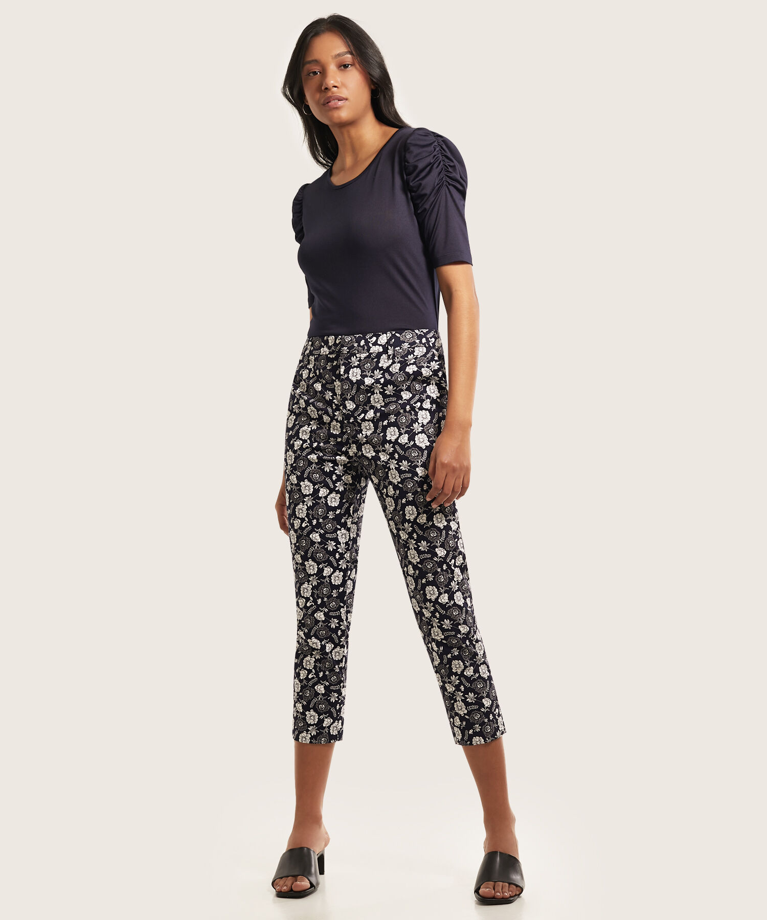 Pantalon Capri Con Bolsillos Laterales