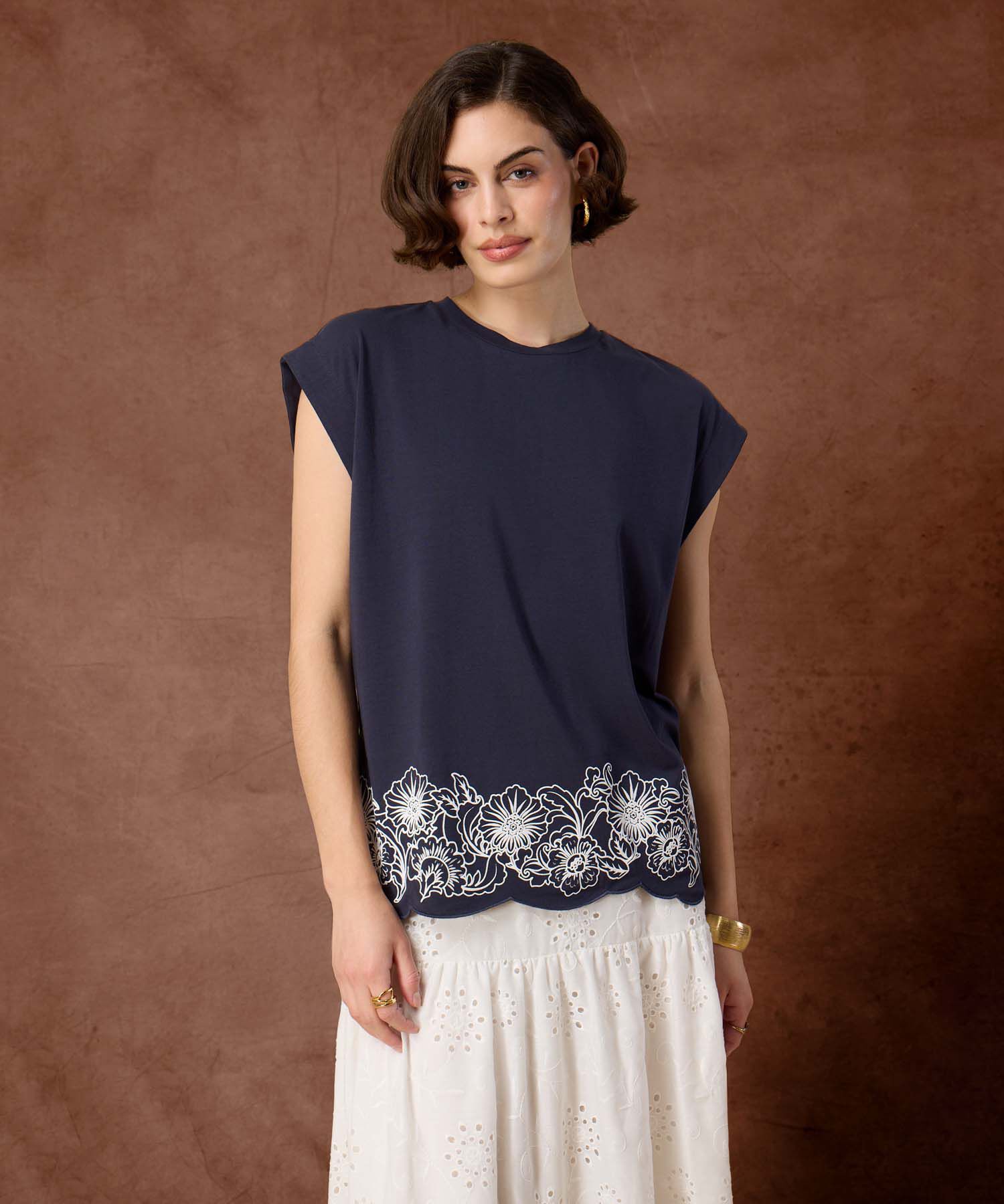 Camiseta Bordado Bajo Y Manga Casquillo