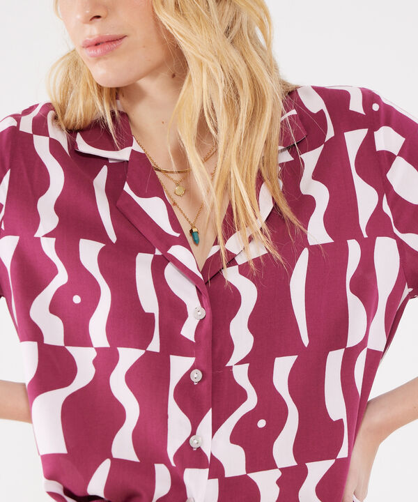 Camisa Estampada, Manga Corta, Cuello Camisero, Solapa Cruzada Con Botonadura Y Cola De Pato image number null