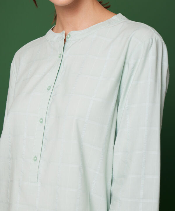 Blusa Unicolor Manga 3/4, Cuello Nerú Con Pechera, Botonadura Y Recogido En Espalda