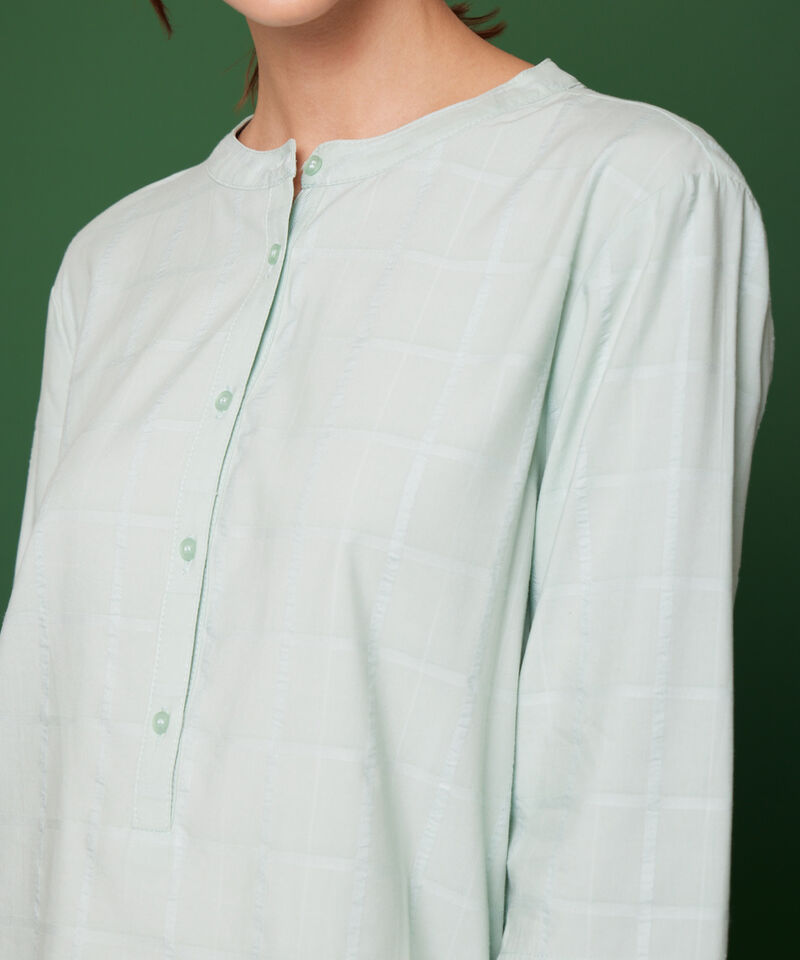 Blusa Unicolor Manga 3/4, Cuello Nerú Con Pechera, Botonadura Y Recogido En Espalda
