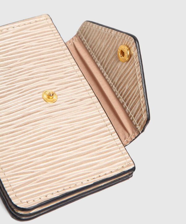 Tarjetero De Mujer Con Textura Y Solapa Tipo Sobre image number null