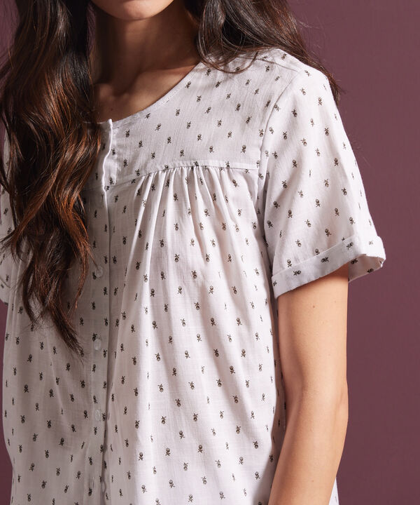 Blusa Estampada Cuello Redondo, Manga Corta Con Guardapolvo, Botonadura Y Recogido En Frente