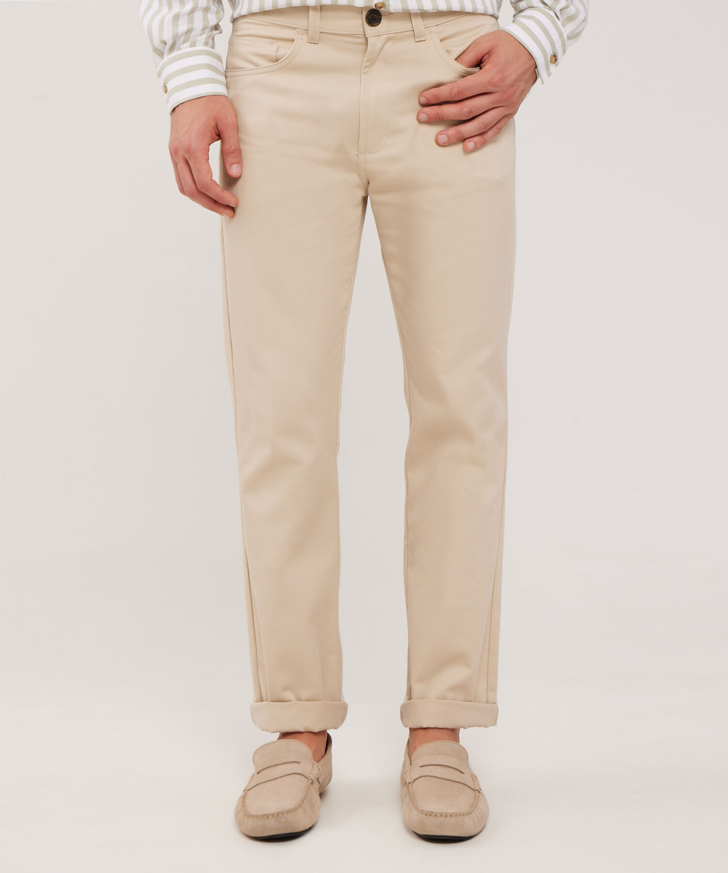 Pantalón Unicolor 5 Bolsillos Silueta Regular Fi­T. Magia En El Caribe