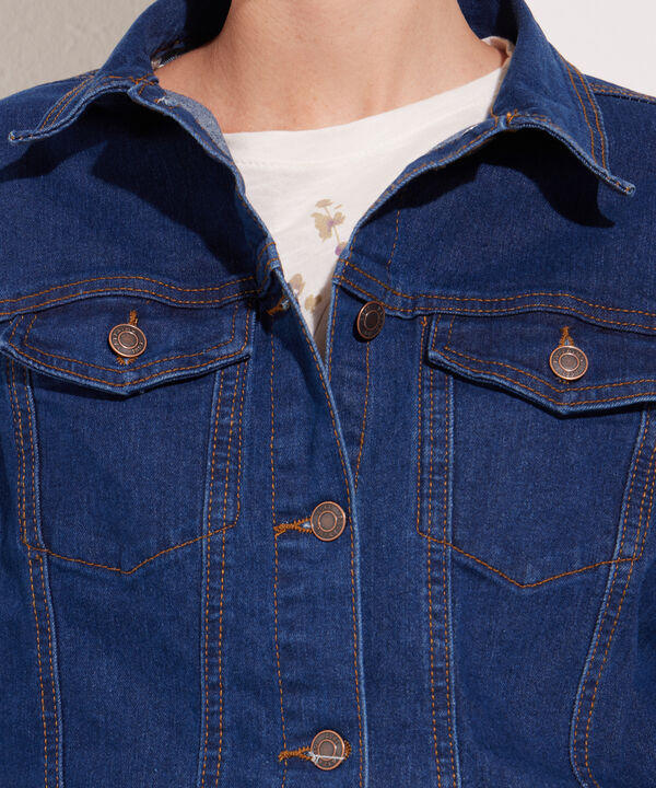 Chaqueta Trucker Tono Azul Medio Oscuro image number null