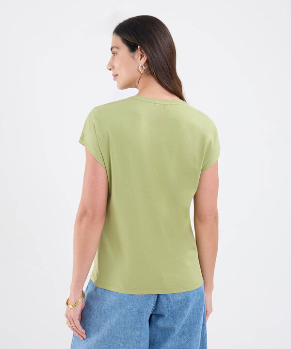 Camiseta Unicolor Con Bordado En Frente