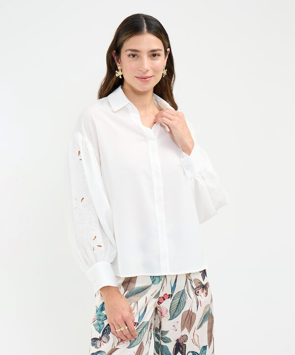 Blusa con Bordado en Mangas image number null
