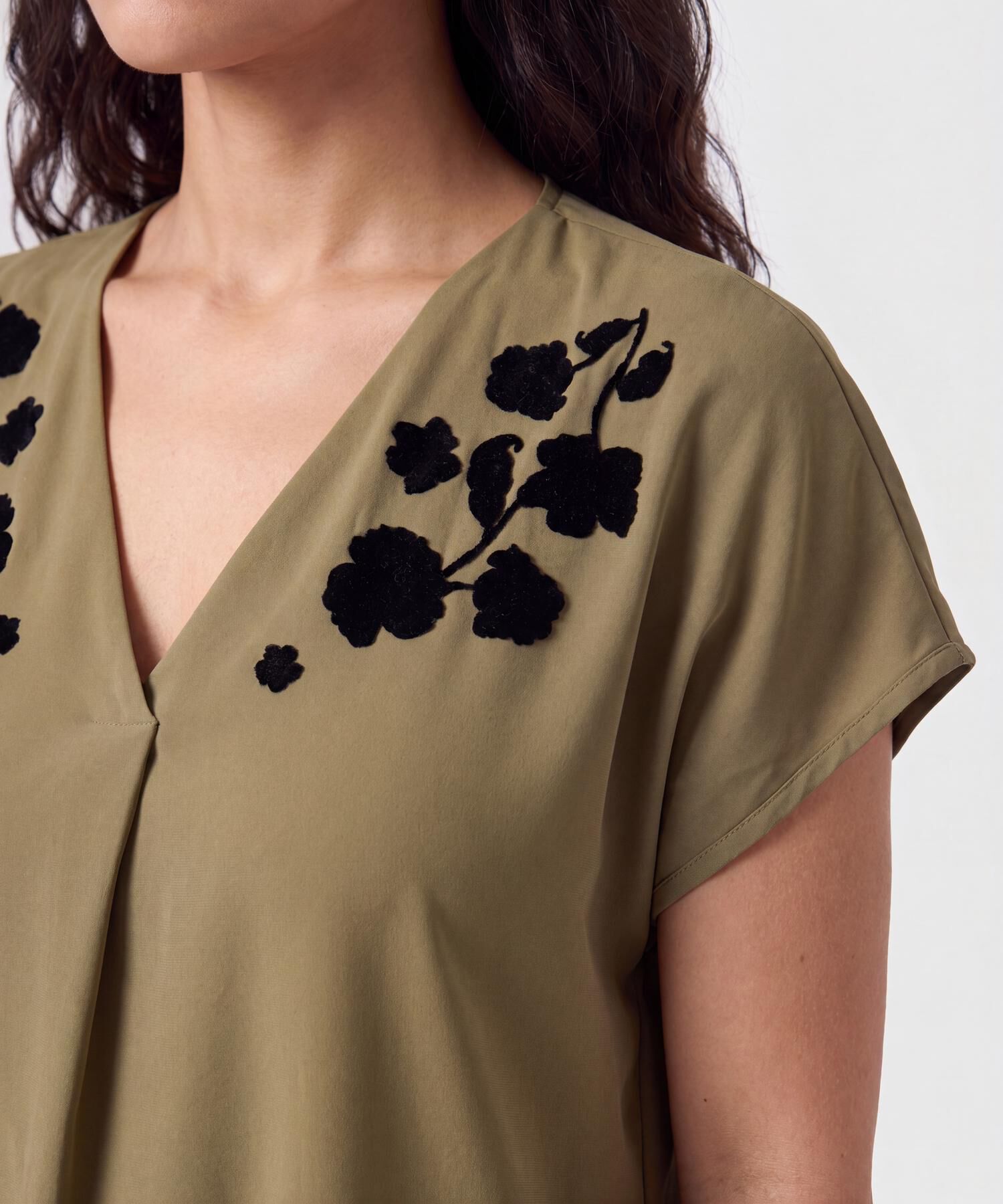 Blusa Con Detalles Bordados Para Mujer