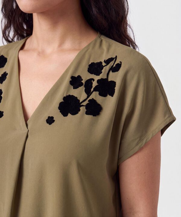 Blusa Con Detalles Bordados Para Mujer