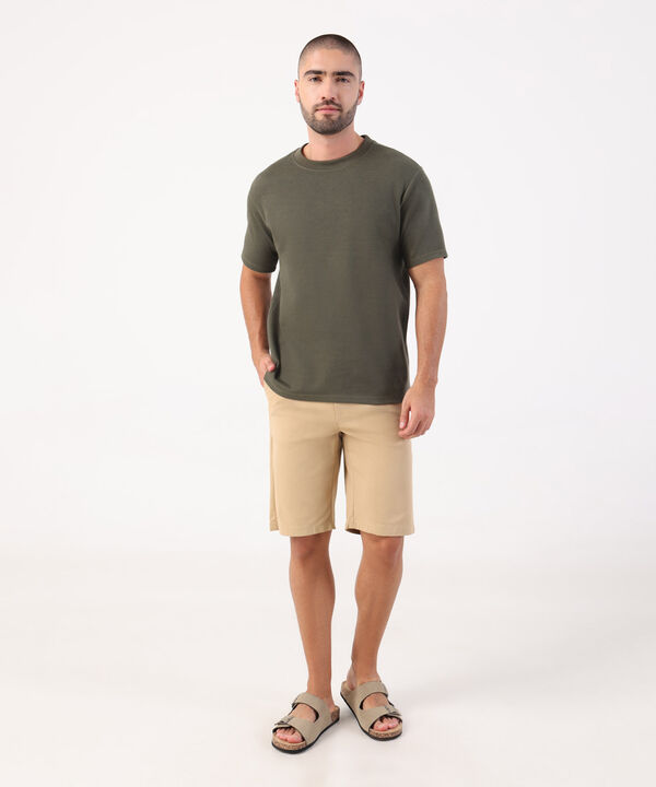 Bermuda Unicolor Con Bolsillos Diagonales 