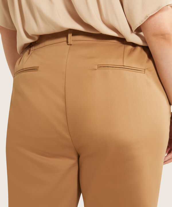 Pantalón Capri Bolsillos Diagonales Unicolor