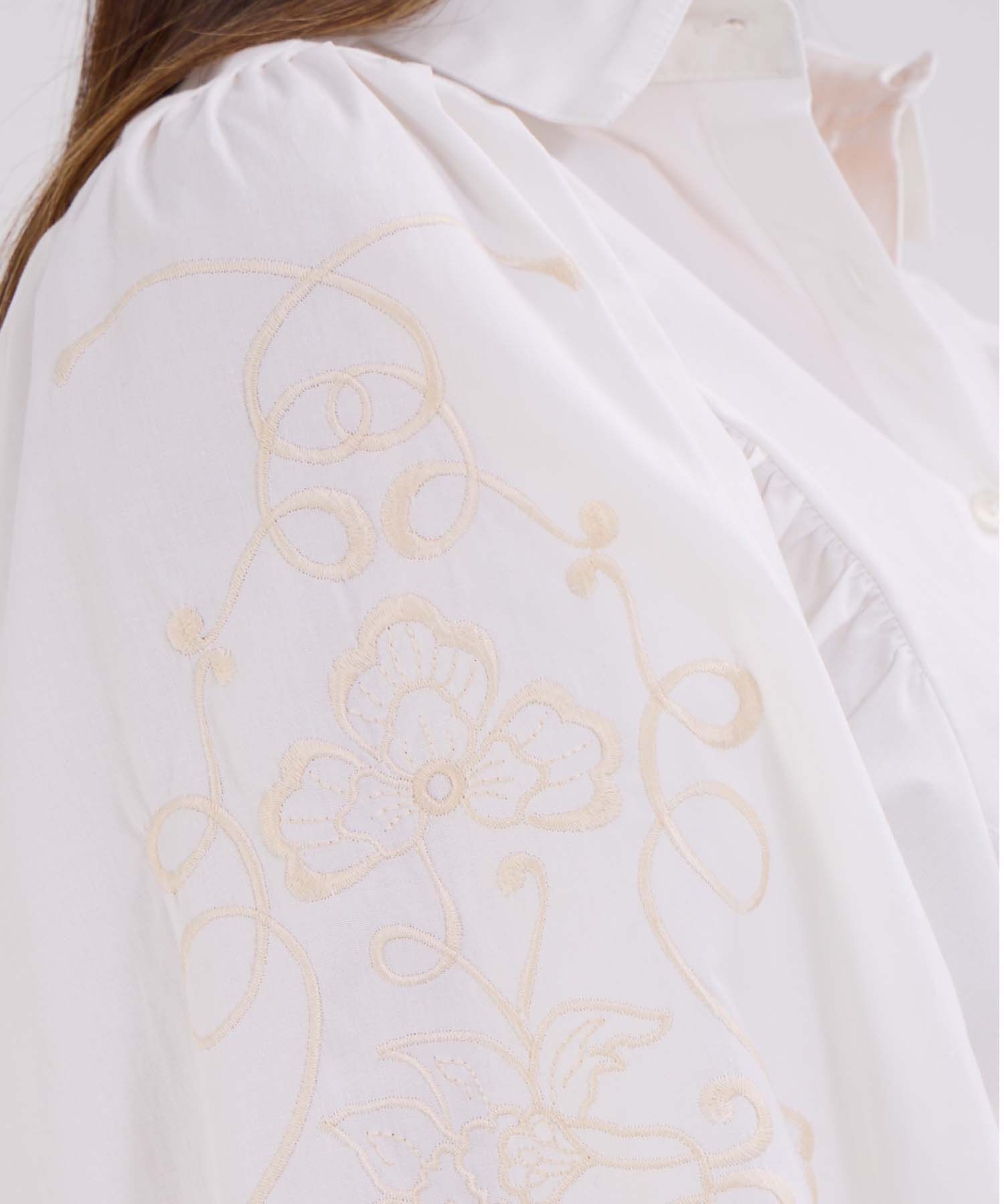 Camisa unicolor con bordado en mangas para mujer