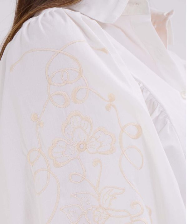 Camisa unicolor con bordado en mangas para mujer