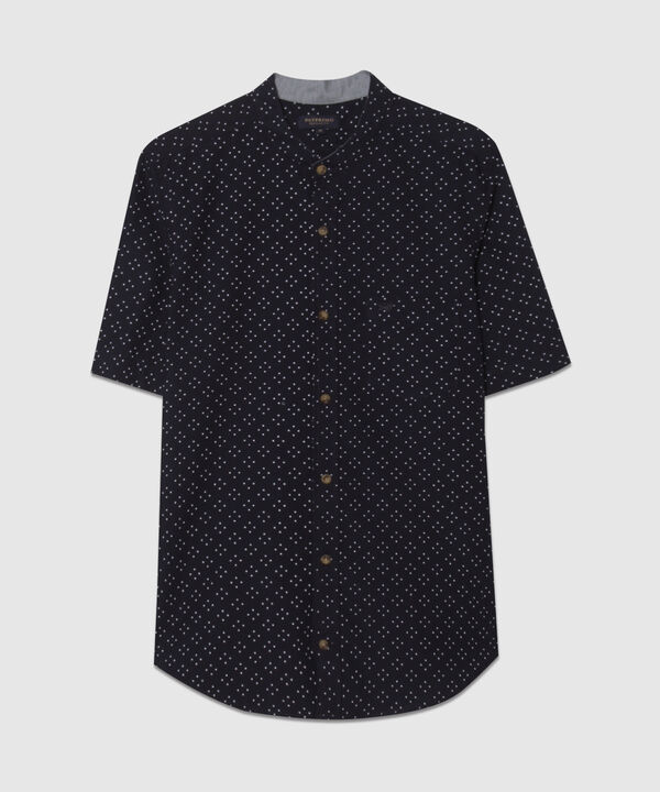 Camisa Estampada, Manga Corta, Cuello Nerú Con Bolsillo Y Silueta Regular Fit, Magia En El Caribe