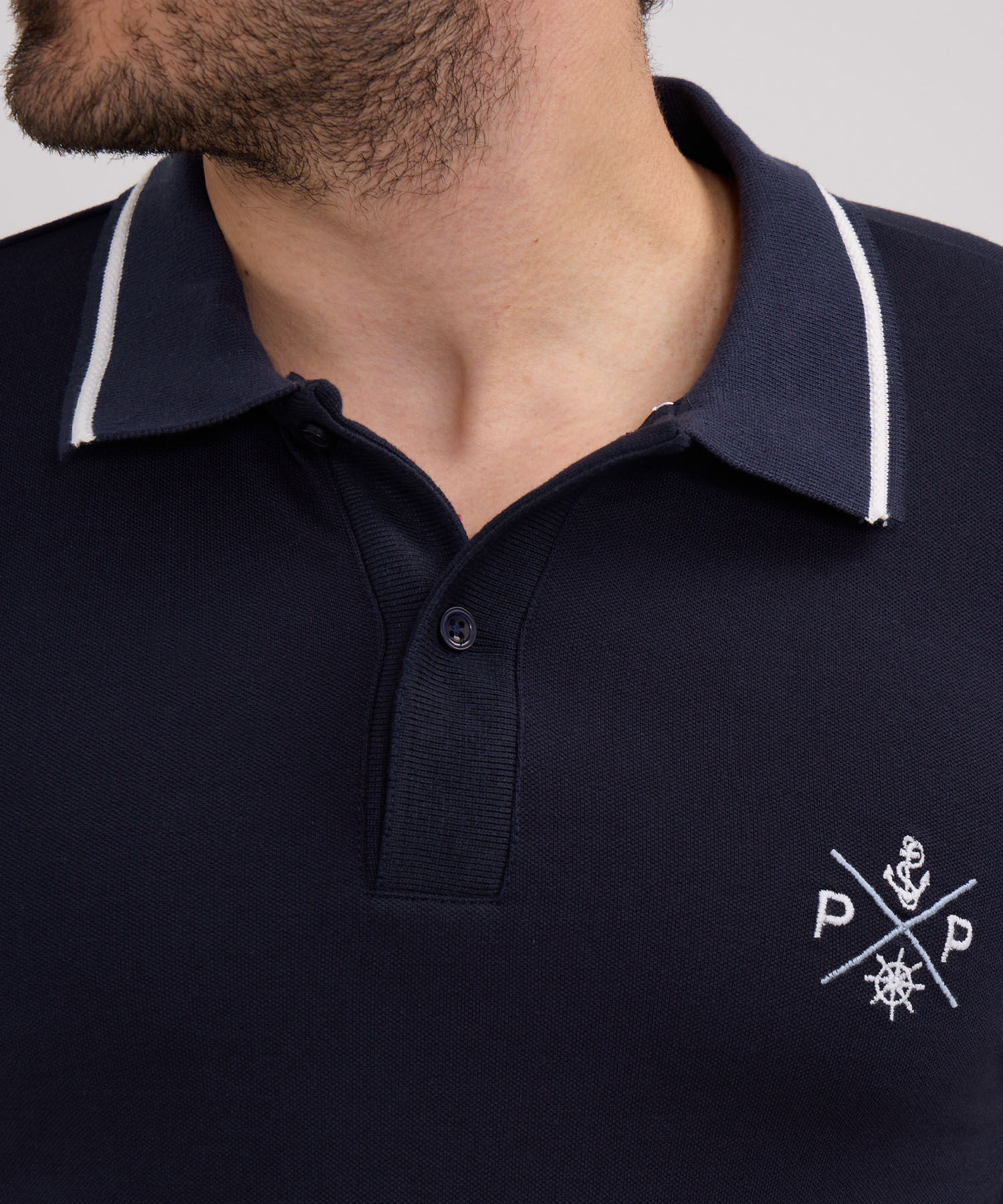 Polo Unicolor Con Bordado
