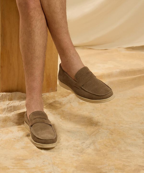 Mocas&iacute;n de Antelina Elegante con Suela de Contraste Para Hombre
