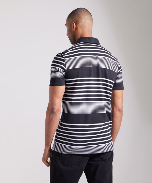 Polo Preteñida Cuello Duro Con Bolsillo, Pechera Y Banda En Contraste Unicolor, Silueta Regular Fit
