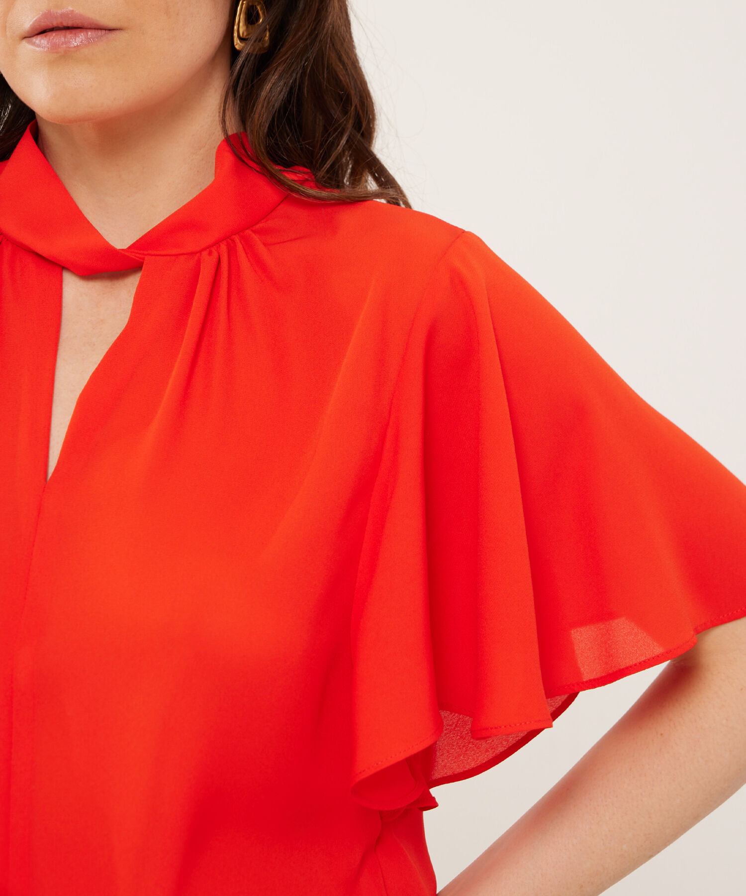 Blusa Unicolor, Manga Corta Tipo Campana, Cuello V Drapeado Cruzado Con Anudado En Posterior, Serena
