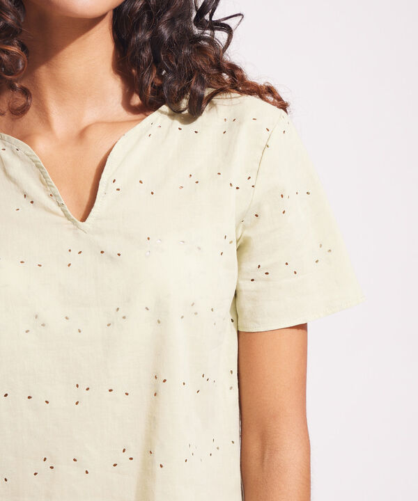 Blusa Estampada Manga Corta Con Cuello Herradura Y Ruedo Cola De Pato