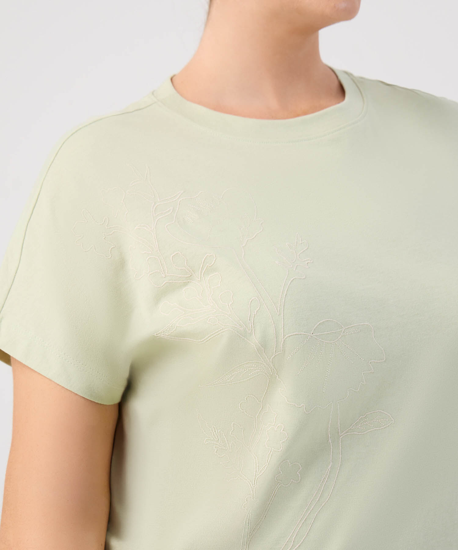 Camiseta Unicolor con Bordado Bot&aacute;nico para Mujer Curvy