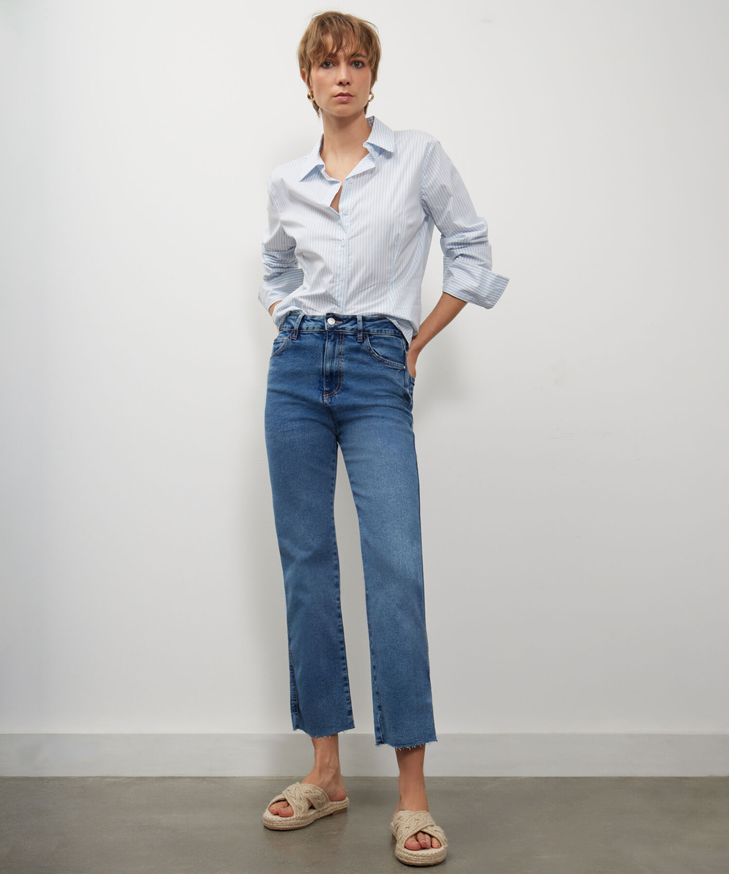 Jean Straight Ruedo Desflecado Tono Azul Medio.