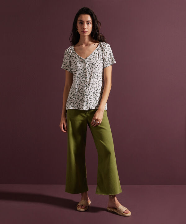 Camiseta Estampada Cuello V, Manga Corta Con Recogido Y Botonadura En Centro Frente