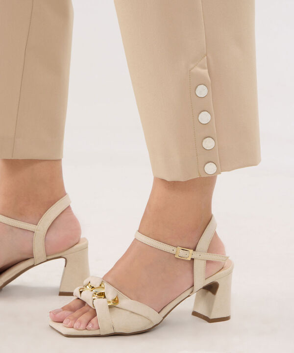 Pantalon Unicolor Con Botones En Bota