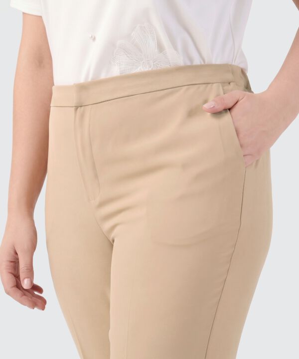 Pantal&oacute;n Recto con Quiebre Marcado Para Mujer Curvy