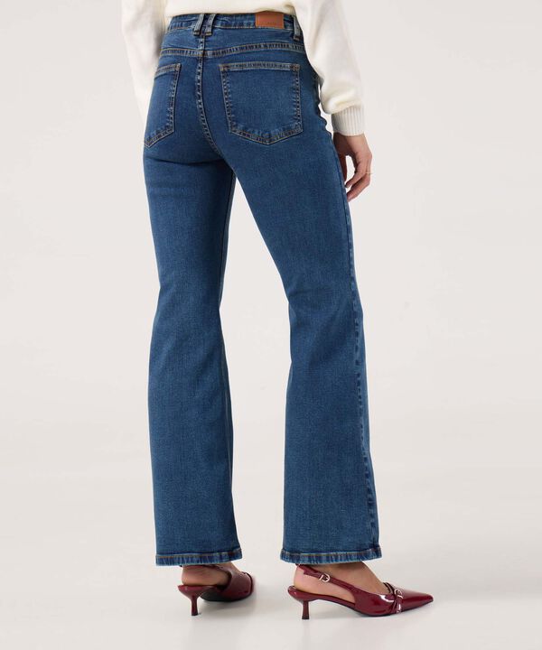 Jean flare con detalle lineal 
