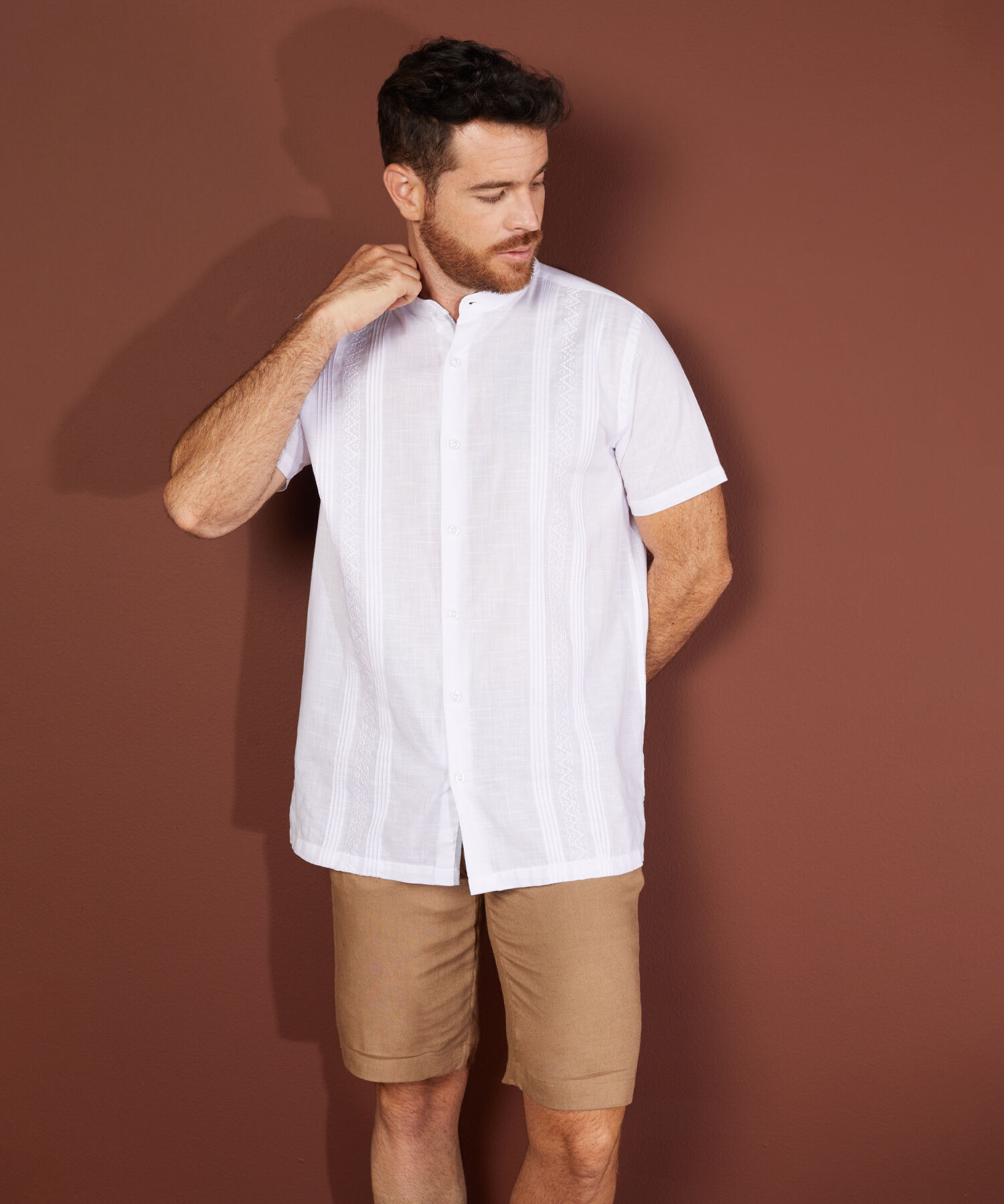 Bermuda Unicolor En Lino Tipo Chino Con Bolsillos Laterales Y Ribetes Traseros, Silueta Regular Fit