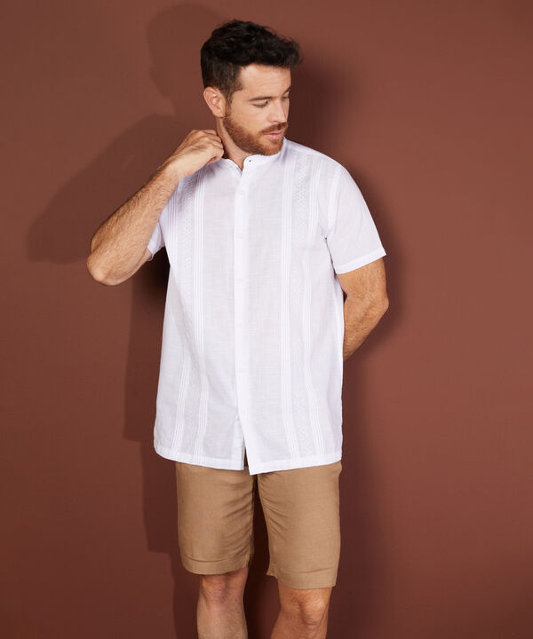 Bermuda Unicolor En Lino Tipo Chino Con Bolsillos Laterales Y Ribetes Traseros, Silueta Regular Fit